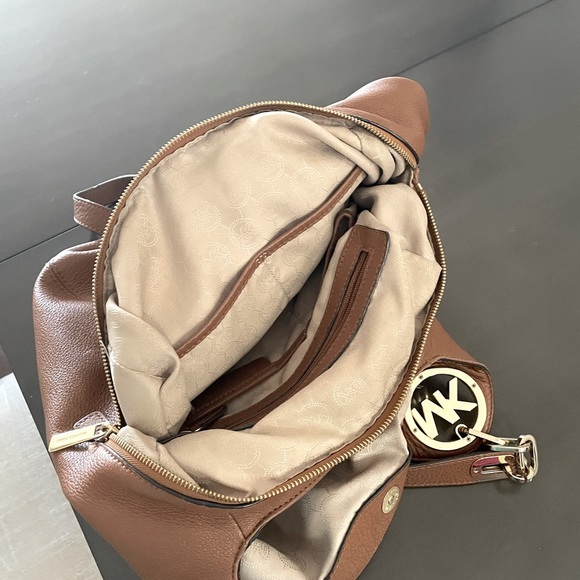 Michael Kors Shoulder Bag. - Picture 2 of 4